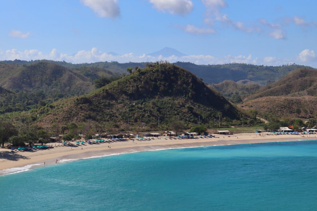 Plage de Mawun au sud de Lombok proche Kuta Mont Rinjani en arrière plan Indonésie